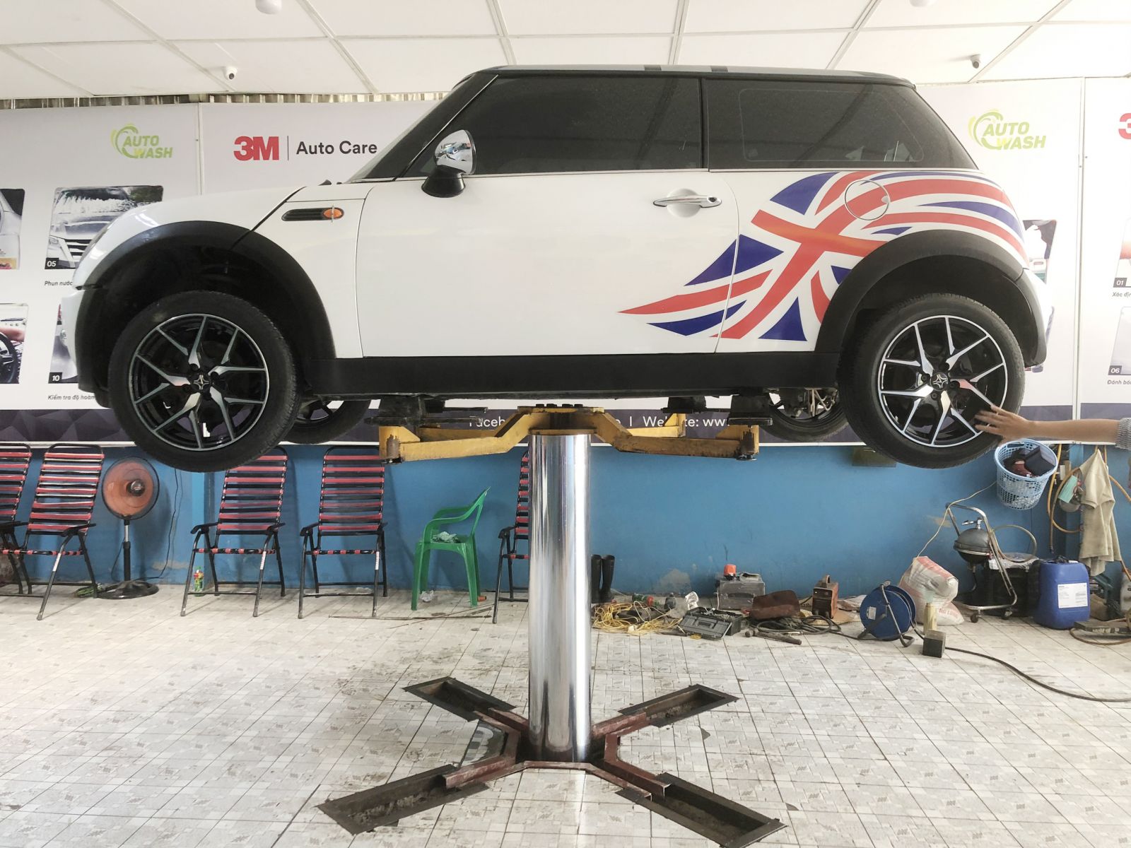 Cầu nâng 1 trụ rửa xe kiểu chữ X âm nền VIMET VLWS3500